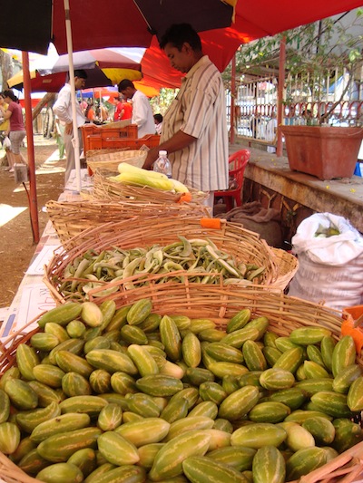 Vente de légumes verts bio au Marché des Agriculteurs de Bandra, Mumbai